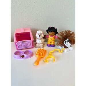 Fisher-Price World of Little People Mia and Her On-The-Go-Grooming